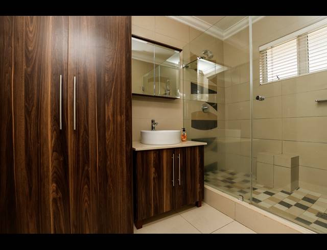 2 BEDROOM APARTMENT FOR SALE IN GLENWOOD